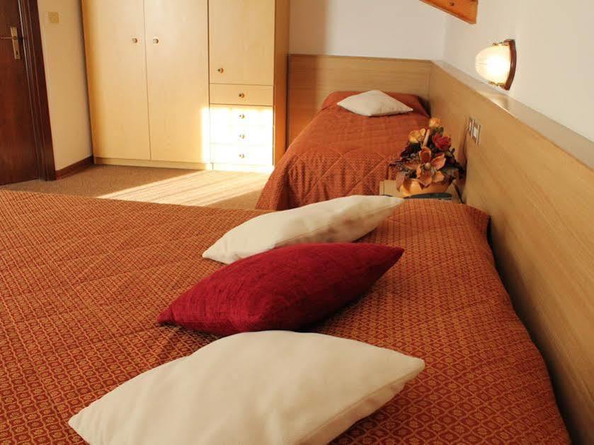Hotel Rio คาแดร์โซเน ภายนอก รูปภาพ